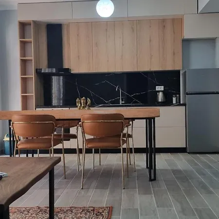Mine Peza Lux Τίρανα